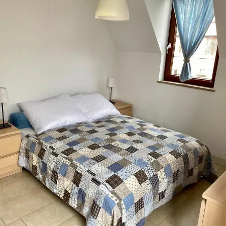 Bursztynowa 16 *