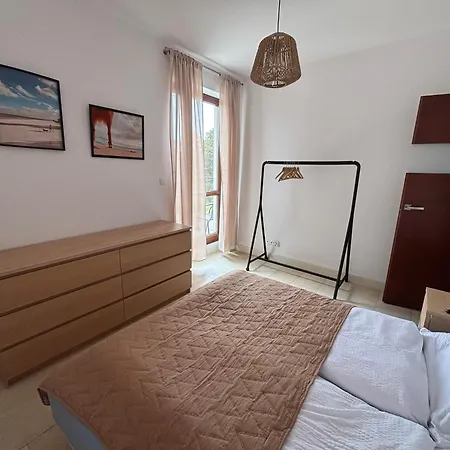 Bursztynowa 16 *