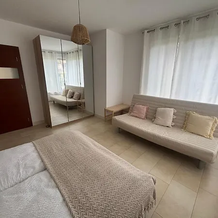 Bursztynowa 16 *